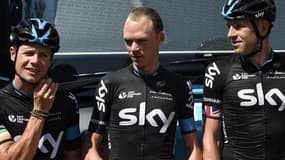 Chris Froome entouré de ses coéquipiers Nicolas Roche et  Ian Stannard