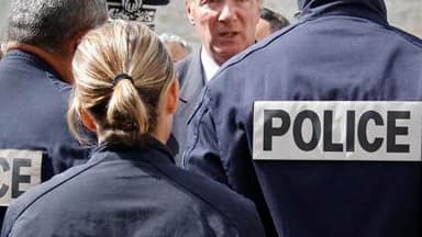 L'opposition estime que l'offensive sécuritaire du gouvernement français est contredite par la nouvelle baisse des effectifs qui s'annonce dans la police nationale et dénonce une "agitation stérile". /Photo prise le 12 août 2010/REUTERS/Robert Pratta