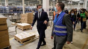 Le ministre de la Santé Olivier Véran dans un site de distribution du vaccin Pfizer BioNTech à Chanteloup-en-Brie (Seine-et-Marne).