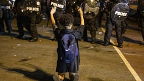 Un manifestant face à la police américaine, le 1er juin 2020, à Washington.