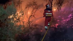 Un pompier intervient sur un incendie dans la commune d'Orallo dans le nord-ouest de l'Espagne le dimanche 10 août 2025