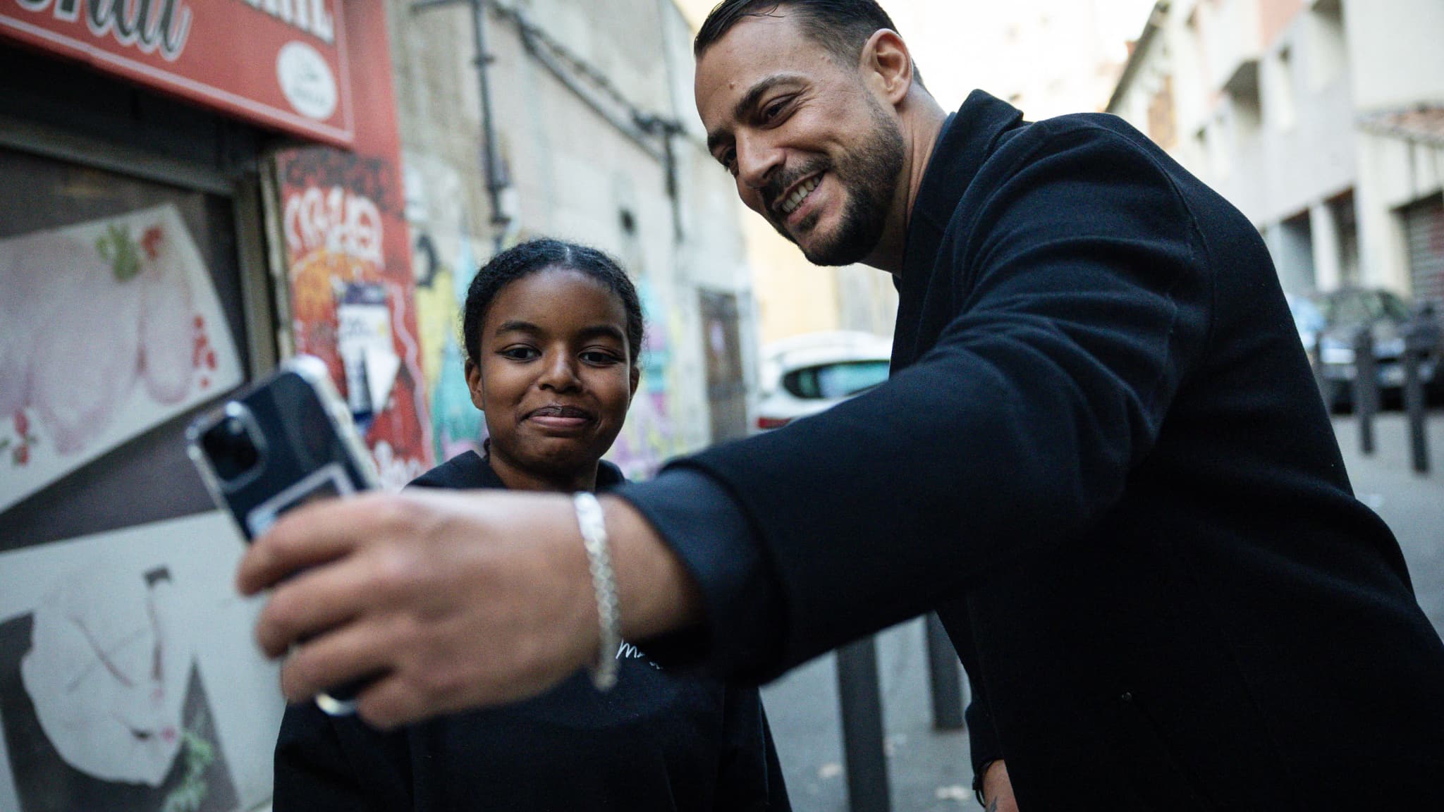 Le député insoumis Sébastien Delogu effectue un selfie à Marseille le 19 novembre 2025
