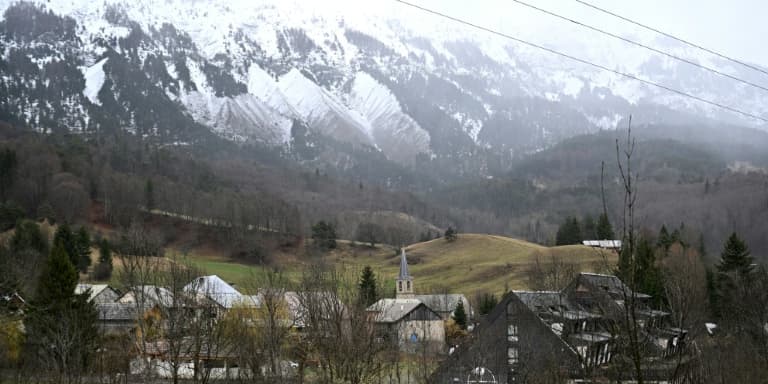 Vue du Vernet, le village des Alpes-de-Haute-Provence à proximité duquel des ossements correspondant au corps du petit Emile ont été retrouvés, le 31 mars 2024