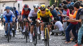 Primoz Roglic devant Joao Almeida et Geraint Thomas, le 22 mai 2023 à Bergame