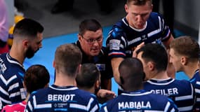 Patrick Duflos donne ses consignes aux joueurs de volley de Sète