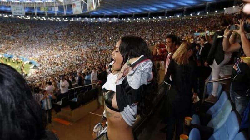 Rihanna enlève le haut