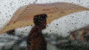Des personnes se tiennent sous des parapluies pendant une forte pluie à Nice sur la Côte d'Azur, le 3 mars 2024. (photo d'illustration)
