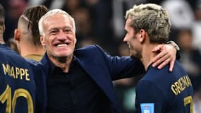 Didier Deschamps et Antoine Griezmann après la qualification des Bleus en demi-finales du Mondial, le 10 décembre 2022.