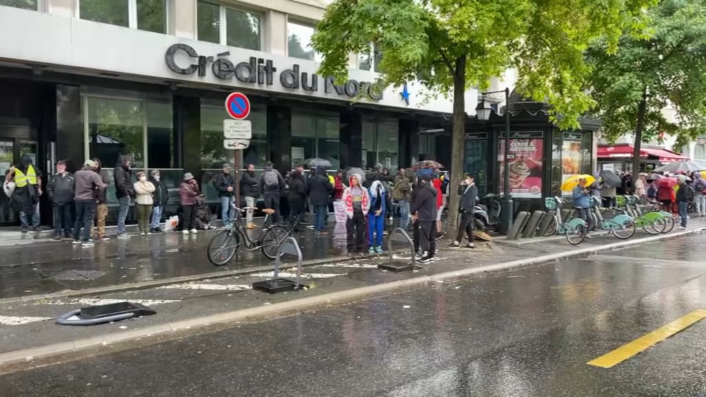 Les manifestants rassemblés au Pont-de-Neuilly à Paris. Les manifestants rassemblés au Pont-de-Neuilly à Paris.
