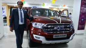 Le directeur général de Ford Inde Lakshmi Ramkumar pose avec le nouveau SUV Ford Endeavour lors de son lancement à Hyderabad le 20 janvier 2016.