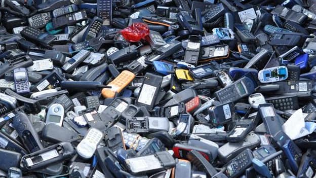 130 millions de smartphones restent dans les tiroirs. Les sites comme E-recycle se multiplient pour collecter et recycler ces produits. 

