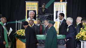 Le cercueil de Nelson Mandela, drapé dans les couleurs de l'Afrique du Sud