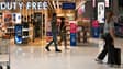 Des passagers devant une boutique hors taxes dans la zone d'arrivée de l'aéroport Suvarnabhumi à Bangkok. (photo d'illustration)
