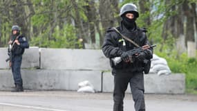 Des soldats de l'armée ukrainienne à un checkpoint près de Slaviansk dans l'Est de l'Ukraine