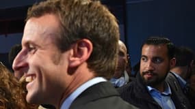 Alexandre Benalla (d) accompagne le candidat Emmanuel Macron lors d'un meeting au Mans en octobre 2016