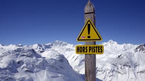 Panneau alertant les skieurs quant au risque qu'ils prennent s'ils décident de pratiquer le hors piste.