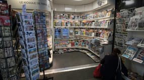 Un kiosque à journaux à Paris, en 2023