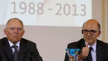 Le ministre français des Finances Pierre Moscovici (ici en compagnie de son homologue allemand Wolfgang Schäuble) a tenté mardi à Berlin de convaincre du sérieux de la politique menée en France, après le délai de deux ans accordé à l'Hexagone par la Commi
