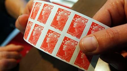 Le prix du timbre passera de 0,56 euro à 0,58 euro au 1er juillet en France, a annoncé La Poste vendredi. /Photo d'archives/REUTERS/Régis Duvignau