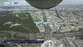 Les images spectaculaires à l'arrière d'un avion ravitailleur KC-135 en vol