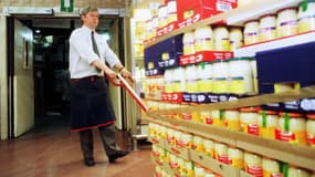 Un homme transportant des palettes de mayonnaise dans un supermarché de Bruxelles en 1999. 