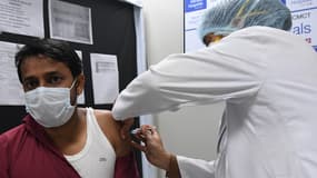 Un soignant se faisant administrer sa première dose de vaccin en Inde le 16 janvier 2021.