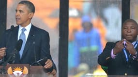 Thamsanqa Jantjie, le "faux" interprète en langue des signes, à droite de Barack Obama, lors de la cérémonie d'hommage à Nelson Mandela