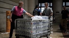 Des employées de la SNCF préparent la distribution de bouteilles d'eau gratuites (Photo d'illustration)