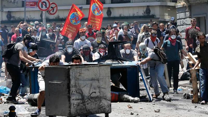 Les manifestations contre le gouvernement turc ont continué à Istanbul dimanche matin, mais les rues de la plus grande ville du pays étaient plus sereines que lors des deux précédents jours de troubles. /Photo prise le 1er juin 2013/REUTERS/Murad Sezer