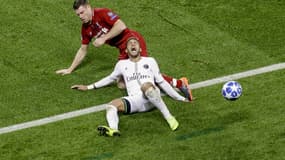 Neymar subit un tacle de Milner