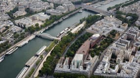 Une vue aérienne de Paris et de la Seine, prise le 15 juillet 2020, depuis le sommet de la Tour Eiffel
