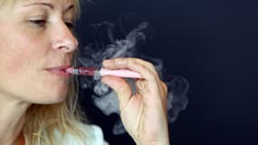 Femme vapotant lors du salon Vapexpo de Bordeaux, le 13 mars 2014.