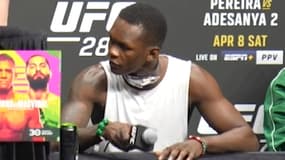Israel Adesanya avec un collier pour chien avant l'UFC 287