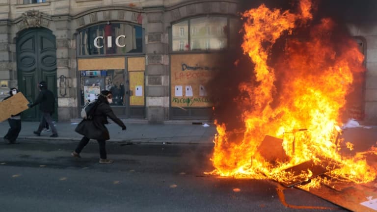 Affrontements entre policiers et manifestants opposés à la réforme des retraites, après sa promulgation, le 15 avril 2023 à Rennes