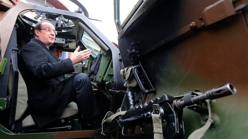 François Hollande dans un véhicule blindé lors de sa visite au 12e Régiment de cuirassiers d'Olivet, dans le Loiret, à l'occasion de ses voeux aux armées. Le chef de l'Etat a déclaré que l'armée ne serait pas "la variable d'ajustement" du budget national