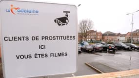 Un panneau signalant aux clients de prostituées qu'ils sont filmés par des caméras de vidéo-surveillance, le 13 février 2014 à La Madeleine, près de Lille.