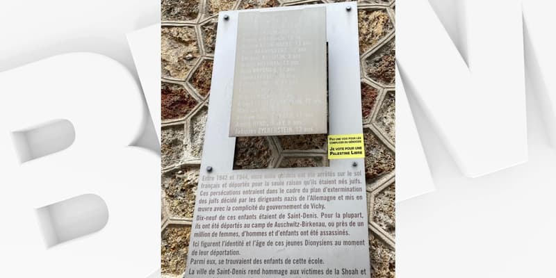 Un autocollant sur une plaque commémorative à Saint-Denis (Seine-Saint-Denis).