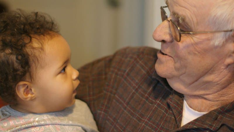 Un grand-père avec son petit-fils (Photo d'illustration)