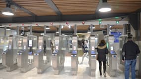 Des usagers utilisent leur titre de transport à la station de RER Saint-Lazare à Paris, le 10 novembre 2022.