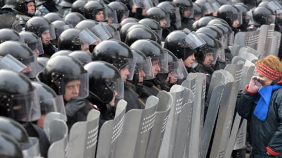 Des policiers anti-émeute déployés le 20 janvier 2014 à Kiev, la capitale ukrainienne, où la mobilisation des manifestants pro-européens ne faiblit pas. Des policiers anti-émeute déployés le 20 janvier 2014 à Kiev, la capitale ukrainienne, où la mobilisation des manifestants pro-européens ne faiblit pas.