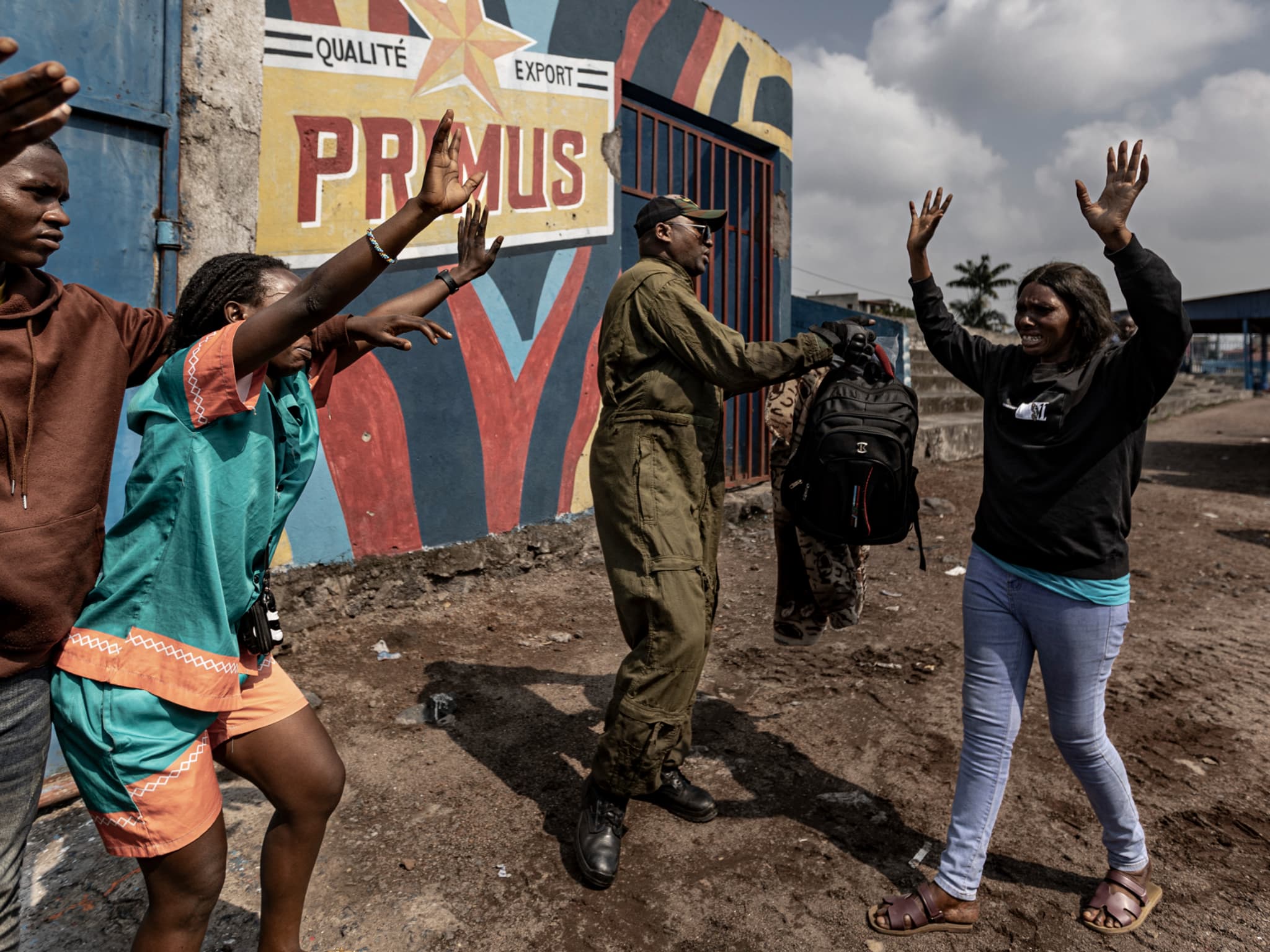 En RDC où 73% de la population vit avec moins de deux dollars par jour, les  arnaques cryptos prolifèrent dans certaines zones du pays tombées aux mains  du M23