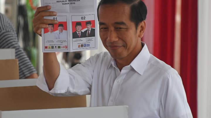 Joko Widodo bulletin de vote à la main