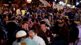 Des clients à la terrasse des bars dans le quartier de Soho, le 12 avril 2021 à Londres