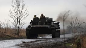 Un véhicule blindé ukrainien roule sur une route non loin de la ligne de front dans la région de Donetsk, le 16 novembre 2023, au milieu de l'invasion russe de l'Ukraine.