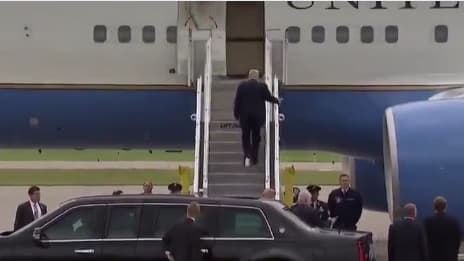 Donald Trump monte dans son avion présidentiel, le 4 octobre 2018.