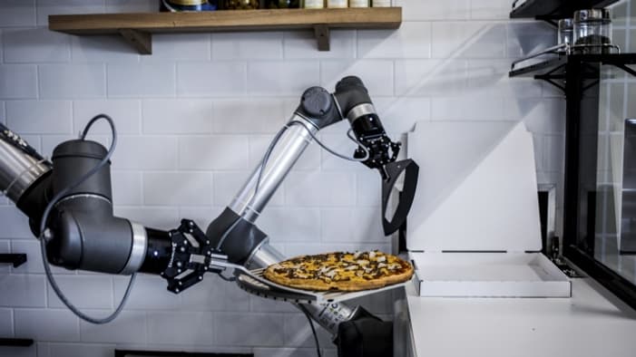 Le robot prédécoupe la pizza une fois déposée dans son carton.