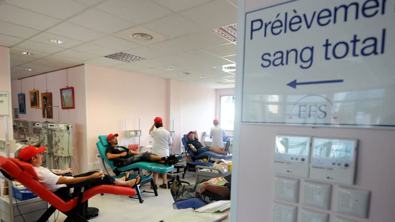 Des volontaires donnent leur sang lors d'une collecte en France (photo d'illustration)