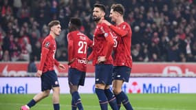 Olivier Giroud avec son coéquipier de Lille Thomas Meunier, 23 novembre 2025