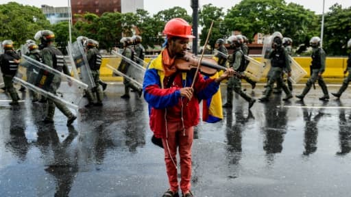 Le jeune Vénézuélien devenu célèbre en jouant du violon pendant les manifestations contre le pouvoir au Venezuela, le 24 mai 2017 à Caracas