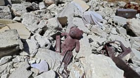 L'ours en peluche d'un enfant photographié au milieu des décombres d'une maison, à la suite à un bombardement par les forces du régime, dans le village de Serja, dans le sud de la province d'Idlib en Syrie, le 17 juillet 2021.
